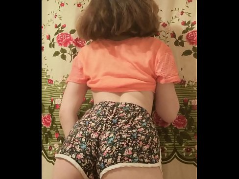 ❤️ Sexig ung babe som strippar av sig sina shorts inför kameran ️ Super sex at us ❤