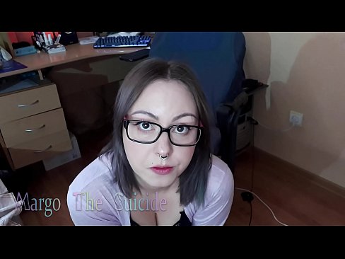 ❤️ Sexig tjej med glasögon suger Dildo djupt på kamera ️ Super sex at us ❤