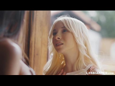 ❤️ Tjejen kommer hem några månader senare och slutar med att äta sin styvmors fitta. ️ Super sex at us ❤