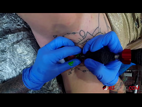 ❤️ Extremt tatuerade snyggingen Sully Savage fick en tatuering på sin klitoris ️ Super sex at us ❤
