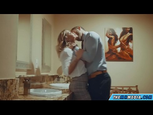 ❤️ När en bystig blondin förför dig på en offentlig toalett ️ Super sex at us ❤